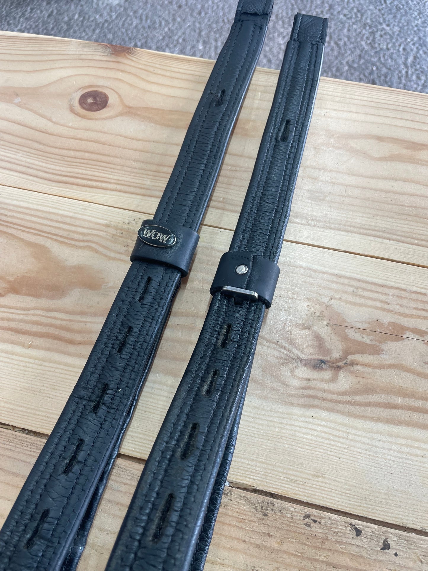 WOW T-Bar Stirrup Leathers - Black 28’’